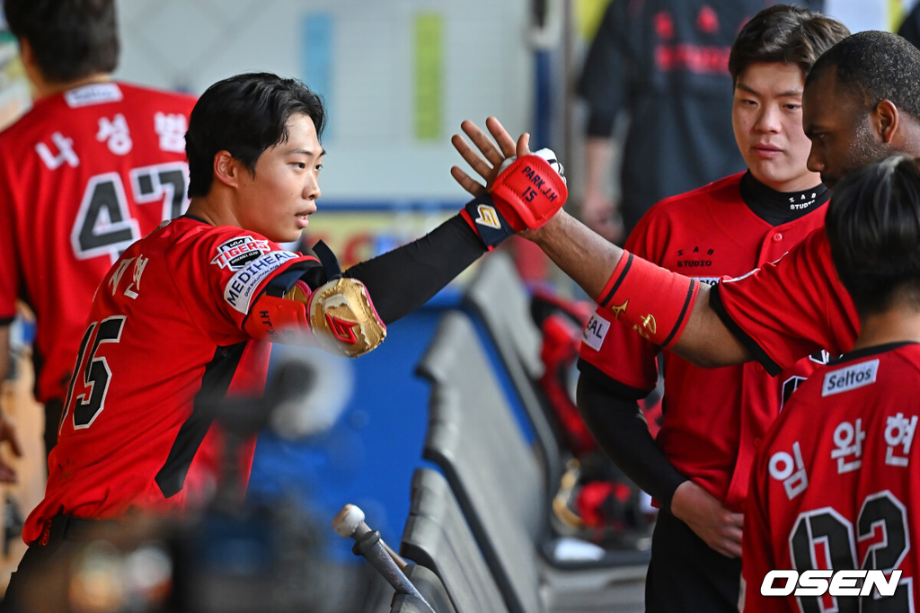16일 대구삼성라이온즈파크에서 2026 신한 SOL KBO 리그 삼성 라이온즈와 KIA 타이거즈의 경기가 열렸다.홈팀 삼성은 오러클린이, 방문팀 KIA는 이의리가 선발 출전했다.KIA 타이거즈 박재현이 6회초 무사 1루 우중월 동점 2점 홈런을 치고 아데를린과 하이파이브를 하고 있다. 2026.05.16 / foto0307@osen.co.kr