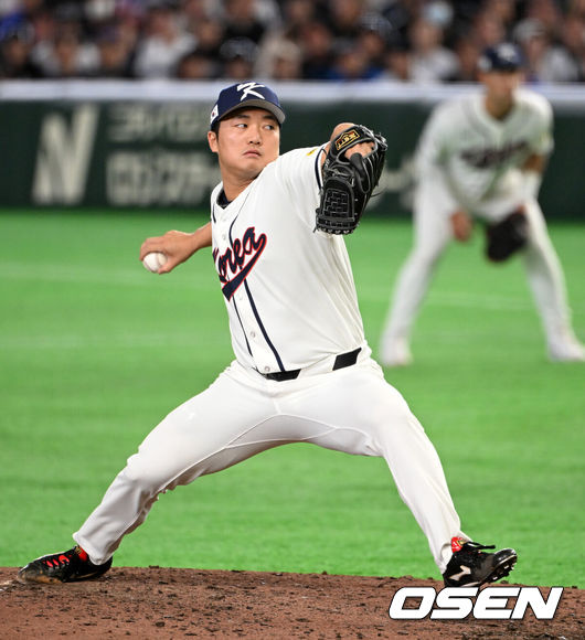 [OSEN=도쿄(일본), 손용호 기자] 8일 일본 도쿄돔에서 2026 월드베이스볼클래식(WBC) 1라운드 C조 조별리그 대한민국과 대만의 경기가&nbsp;열렸다.한국은 전날(7일) 일본과의 경기에서 6-8로 석패했다. 앞서 체코전을 11-4로 잡았던 한국은 1승1패를 마크하게 됐고, 남은 대만전과 호주전에 사활을 걸어야 한다.9회초 한국 고우석이 역투하고 있다. 2026.03.08&nbsp;/spjj@osen.co.kr
