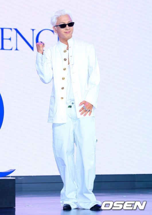 [OSEN=지형준 기자] 18일 서울 마포구 상암동 큐브컨벤션센터에서 가수 태양 정규 4집 'QUINTESSENCE(퀸테센스)’ 음감회가 열렸다.  ‘본질’ 혹은 ‘정수’라는 뜻을 지닌 앨범의 제목 'QUINTESSENCE’는 태양의 오랜 고민을 담은 단어로, 태양은 이번 앨범을 통해 자신만의 확고한 음악적 색채를 공고히 하는 동시에 더 깊고 넓은 세계로 확장을 꾀한다.  가수 태양이 포토타임을 하고 있다. 2026.05.18 /jpnews@osen.co.kr