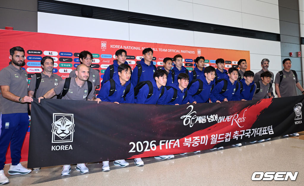홍명보 감독이 이끄는 한국 축구 대표팀이 18일 오후 인천국제공항을 통해 사전 훈련 캠프가 차려지는 미국 유타주 솔트레이크시티로 출국했다.대표팀은 미국 솔트레이크시티에서 사전 캠프를 진행한 이후 6월 5일 과달라하라 베이스캠프로 이동해 본격적인 월드컵 준비에 돌입한다.대표팀 선수단이 기념촬영을 하고 있다. 2026.05.18 /sunday@osen.co.kr