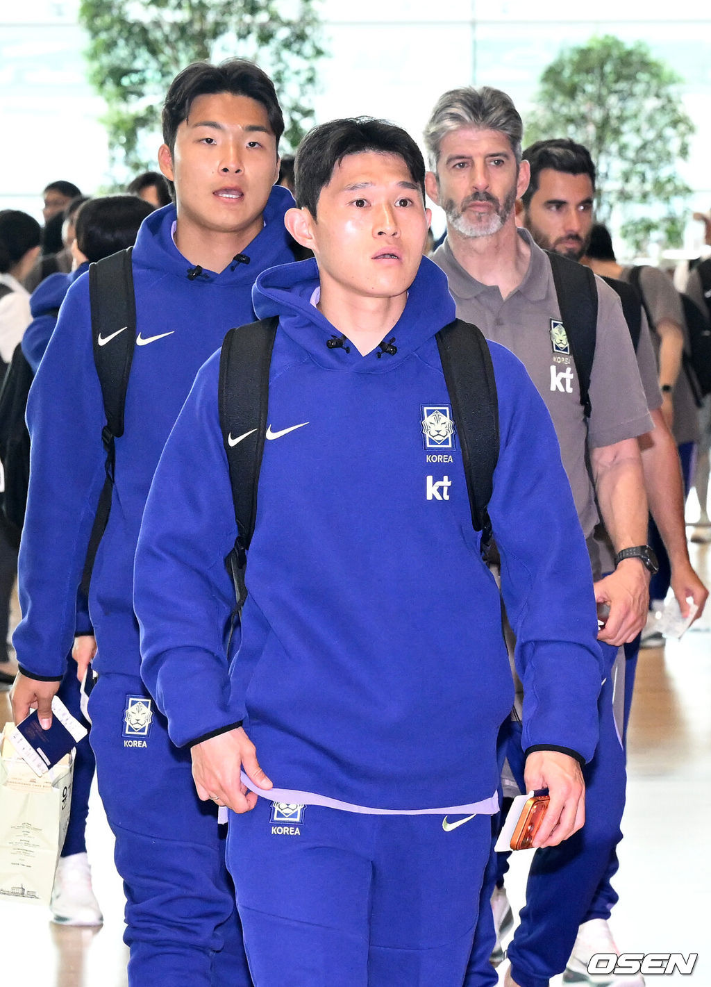 홍명보 감독이 이끄는 한국 축구 대표팀이 18일 오후 인천국제공항을 통해 사전 훈련 캠프가 차려지는 미국 유타주 솔트레이크시티로 출국했다.대표팀은 미국 솔트레이크시티에서 사전 캠프를 진행한 이후 6월 5일 과달라하라 베이스캠프로 이동해 본격적인 월드컵 준비에 돌입한다.이동경이 이동하고 있다. 2026.05.18 /sunday@osen.co.kr