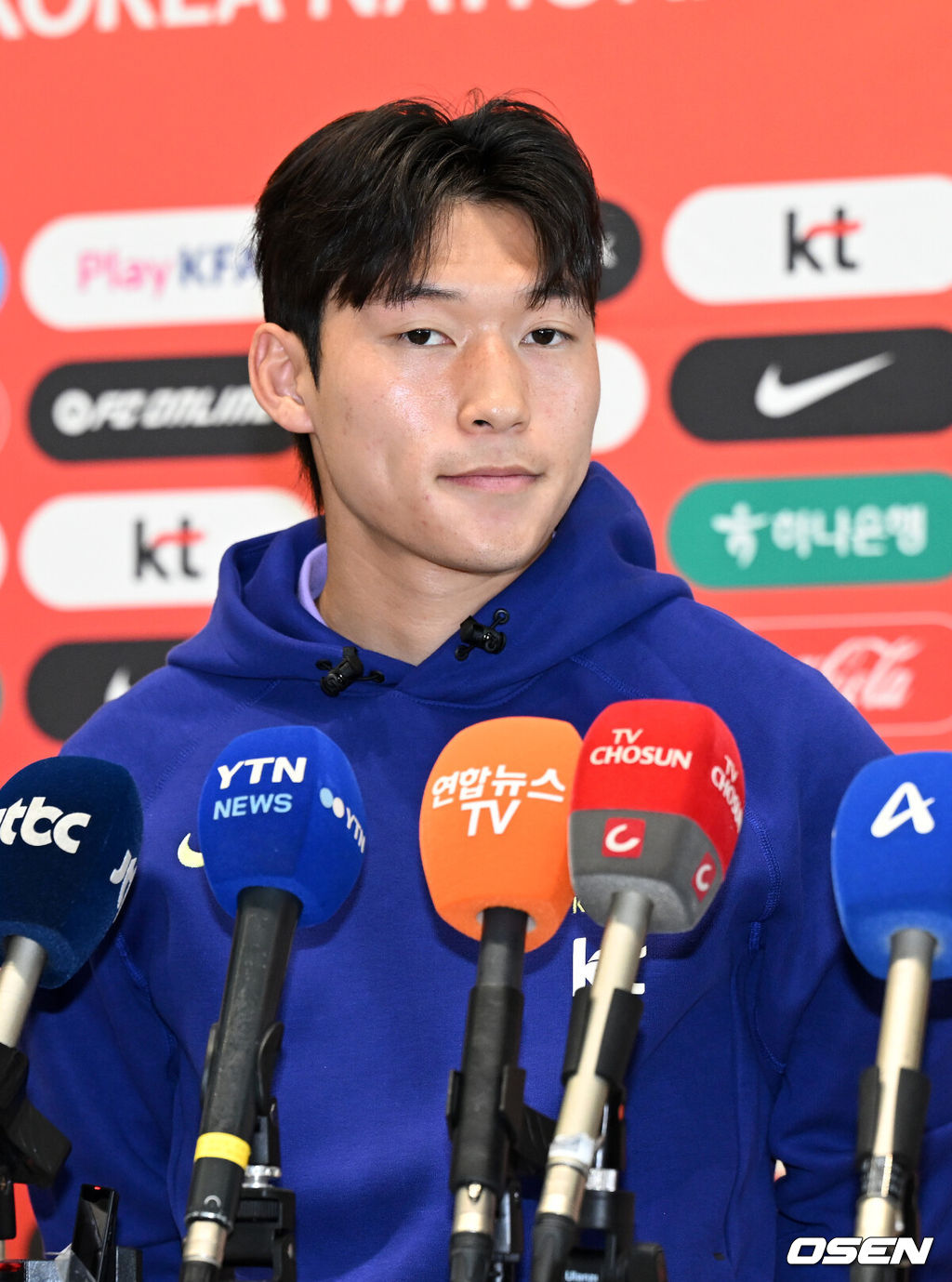 홍명보 감독이 이끄는 한국 축구 대표팀이 18일 오후 인천국제공항을 통해 사전 훈련 캠프가 차려지는 미국 유타주 솔트레이크시티로 출국했다.대표팀은 미국 솔트레이크시티에서 사전 캠프를 진행한 이후 6월 5일 과달라하라 베이스캠프로 이동해 본격적인 월드컵 준비에 돌입한다.배준호가 인터뷰를 하고 있다. 2026.05.18 /sunday@osen.co.kr