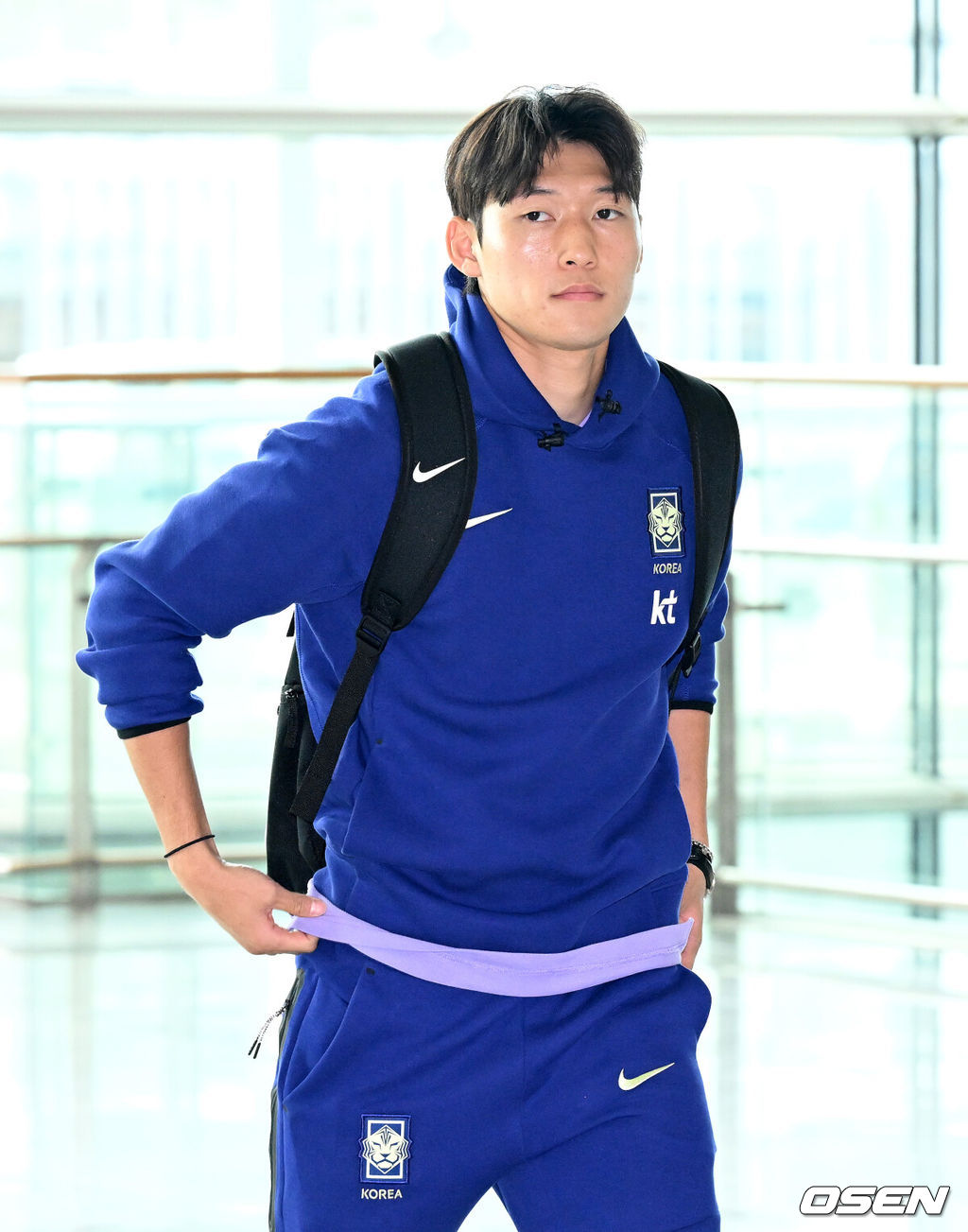 홍명보 감독이 이끄는 한국 축구 대표팀이 18일 오후 인천국제공항을 통해 사전 훈련 캠프가 차려지는 미국 유타주 솔트레이크시티로 출국했다.대표팀은 미국 솔트레이크시티에서 사전 캠프를 진행한 이후 6월 5일 과달라하라 베이스캠프로 이동해 본격적인 월드컵 준비에 돌입한다.배준호가 이동하고 있다. 2026.05.18 /sunday@osen.co.kr