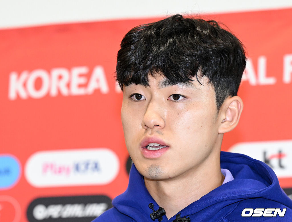 홍명보 감독이 이끄는 한국 축구 대표팀이 18일 오후 인천국제공항을 통해 사전 훈련 캠프가 차려지는 미국 유타주 솔트레이크시티로 출국했다.대표팀은 미국 솔트레이크시티에서 사전 캠프를 진행한 이후 6월 5일 과달라하라 베이스캠프로 이동해 본격적인 월드컵 준비에 돌입한다.이기혁이 인터뷰를 하고 있다. 2026.05.18 /sunday@osen.co.kr