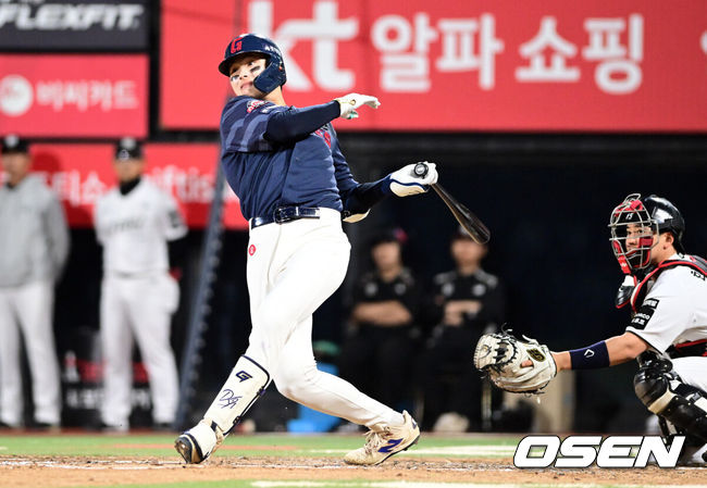 [OSEN=수원, 조은정 기자]6일 경기도 수원 KT위즈파크에서 2026 신한 SOL KBO리그 KT 위즈와 롯데 자이언츠의 경기가 열렸다.이날 KT는 보쉴리, 롯데는 비슬리를 선발투수로 내세웠다.6회초 1사 1루에서 롯데 윤동희가 안타를 날리고 있다. 2026.05.06 /cej@osen.co.kr