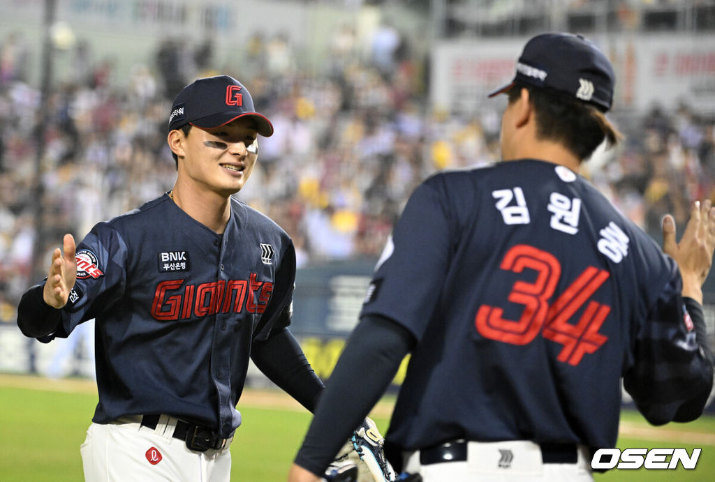 15일 서울 잠실야구장에서 2026 신한 SOL KBO리그 LG 트윈스와 롯데 자이언츠의 경기가 열렸다.이날 LG는 웰스, 롯데는 김진욱을 선발로 내세웠다.8회말 2사 1루에서 롯데 윤동희가 LG 오스틴의 타구를 잡고 김원중과 환호하고 있다. 2026.04.15 /sunday@osen.co.kr
