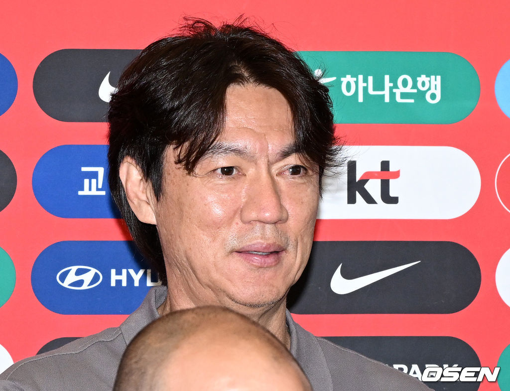 홍명보 감독이 이끄는 한국 축구 대표팀이 18일 오후 인천국제공항을 통해 사전 훈련 캠프가 차려지는 미국 유타주 솔트레이크시티로 출국했다.대표팀은 미국 솔트레이크시티에서 사전 캠프를 진행한 이후 6월 5일 과달라하라 베이스캠프로 이동해 본격적인 월드컵 준비에 돌입한다.홍명보 감독이 기념촬영을 하고 있다. 2026.05.18 /sunday@osen.co.kr