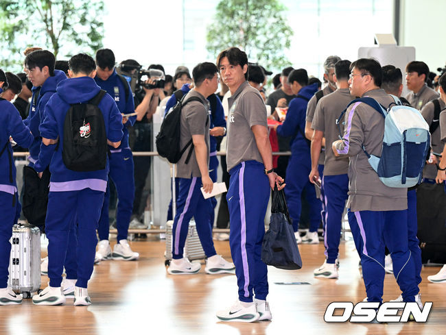 [OSEN=인천공항, 이대선 기자] 홍명보 감독이 이끄는 한국 축구 대표팀이 18일 오후 인천국제공항을 통해 사전 훈련 캠프가 차려지는 미국 유타주 솔트레이크시티로 출국했다.대표팀은 미국 솔트레이크시티에서 사전 캠프를 진행한 이후 6월 5일 과달라하라 베이스캠프로 이동해 본격적인 월드컵 준비에 돌입한다.홍명보 감독이 출국 준비를 하고 있다. 2026.05.18 /sunday@osen.co.kr
