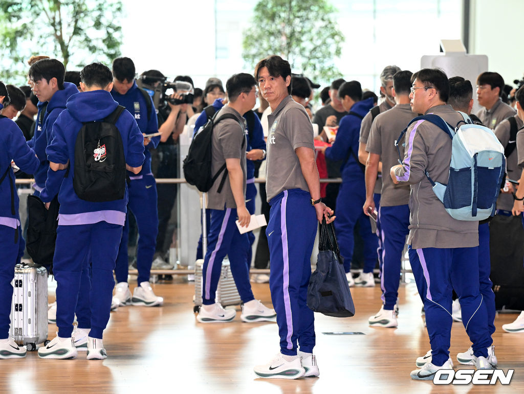 홍명보 감독이 이끄는 한국 축구 대표팀이 18일 오후 인천국제공항을 통해 사전 훈련 캠프가 차려지는 미국 유타주 솔트레이크시티로 출국했다.대표팀은 미국 솔트레이크시티에서 사전 캠프를 진행한 이후 6월 5일 과달라하라 베이스캠프로 이동해 본격적인 월드컵 준비에 돌입한다.홍명보 감독이 출국 준비를 하고 있다. 2026.05.18 /sunday@osen.co.kr