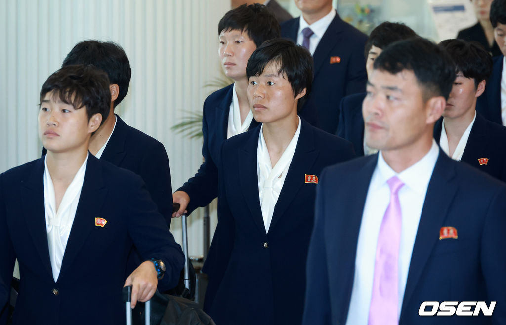 내고향여자축구단이 17일 오후 2025-2026시즌 아시아축구연맹(AFC) 여자 챔피언스리그(AWCL) 참가를 위해 인천국제공항을 통해 방남했다.수원FC위민과 내고향여자축구단은 오는 20일 수원종합운동장에서 2025-2026시즌 (AWCL) 준결승에서 격돌한다.내고향여자축구단 선수단이 입국장을 나가고 있다. 2026.05.17 /sunday@osen.co.kr
