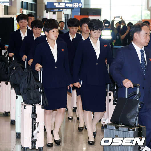 [OSEN=인천공항, 이대선 기자] 내고향여자축구단이 17일 오후 2025-2026시즌 아시아축구연맹(AFC) 여자 챔피언스리그(AWCL) 참가를 위해 인천국제공항을 통해 방남했다.수원FC위민과 내고향여자축구단은 오는 20일 수원종합운동장에서 2025-2026시즌 (AWCL) 준결승에서 격돌한다.내고향여자축구단 선수단이 입국장을 나가고 있다. 2026.05.17 /sunday@osen.co.kr