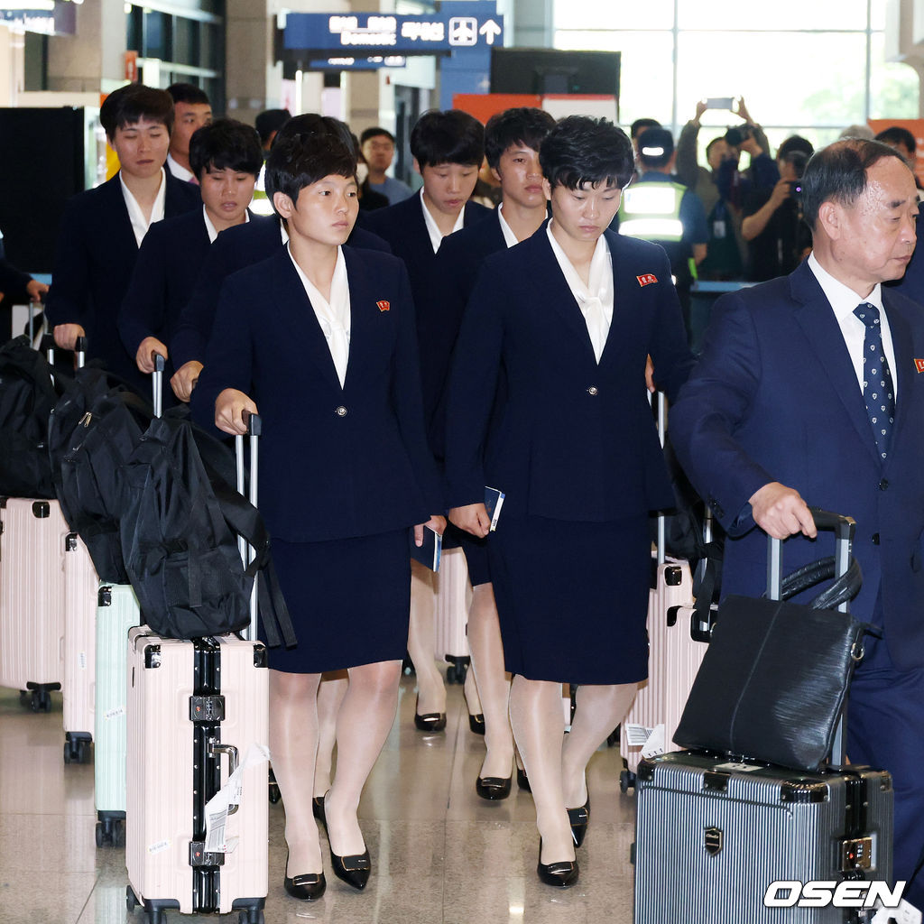 내고향여자축구단이 17일 오후 2025-2026시즌 아시아축구연맹(AFC) 여자 챔피언스리그(AWCL) 참가를 위해 인천국제공항을 통해 방남했다.수원FC위민과 내고향여자축구단은 오는 20일 수원종합운동장에서 2025-2026시즌 (AWCL) 준결승에서 격돌한다.내고향여자축구단 선수단이 입국장을 나가고 있다. 2026.05.17 /sunday@osen.co.kr