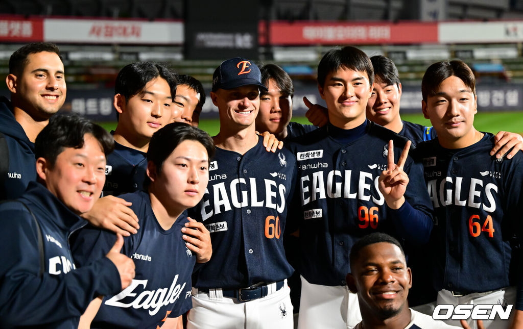 프로야구 한화 이글스가 KT 위즈를 잡고 2연승을 달성했다.김경문 감독이 이끄는 한화는 15일 수원 케이티위즈파크에서 열린 2026 신한 SOL KBO리그 KT와의 원정경기에서 5-3으로 승리했다. 이날 승리로 한화는 시즌 전적 19승21패를 만들었다. 반면 2연패에 빠진 KT는 24승15패1무를 마크하게 됐다.경기종료 후 한화 쿠싱이 동료들과 기념 사진을 찍고 있다. 2026.05.15 / soul1014@osen.co.kr