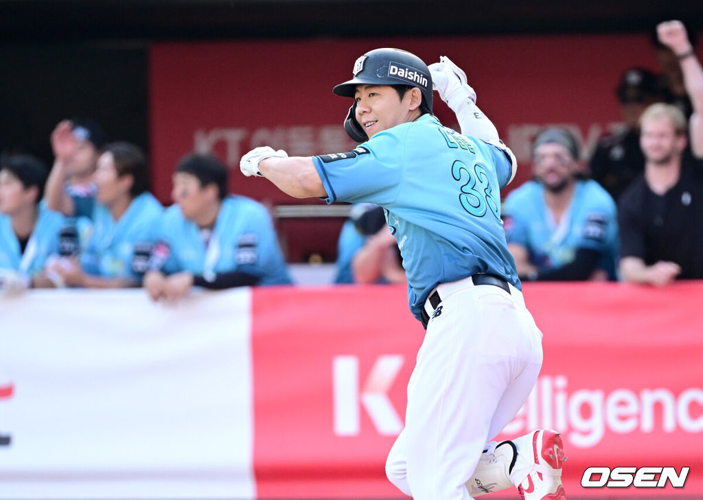 17일 수원 KT위즈파크에서 ‘2026 신한 SOL Bank KBO리그’ KT 위즈와 한화 이글스의 경기가 열렸다.이날 경기는 접전 끝에 KT가 9회말 1사 1, 3루에서 터진 이정훈의 끝내기타에 힘입어 8-7 승리를 거뒀다.9회말 1사 1, 3루 상황 KT 이정훈이 끝내기 안타를 날린 뒤 타구를 바라보며 기뻐하고 있다. 2026.05.17 / dreamer@osen.co.kr