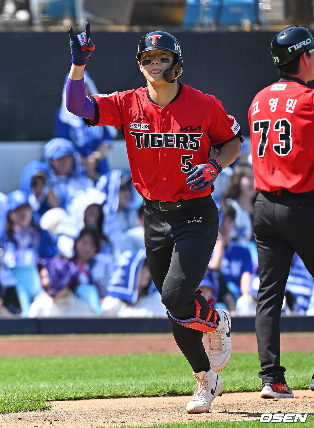 17일 대구삼성라이온즈파크에서 2026 신한 SOL KBO 리그 삼성 라이온즈와 KIA 타이거즈의 경기가 열렸다.홈팀 삼성은 최원태가, 방문팀 KIA는 김태형이 선발 출전했다.KIA 타이거즈 김도영이 2회초 2사 2루 좌월 2점 홈런을 치고 세리머니를 하고 있다. 2026.05.17 / foto0307@osen.co.kr