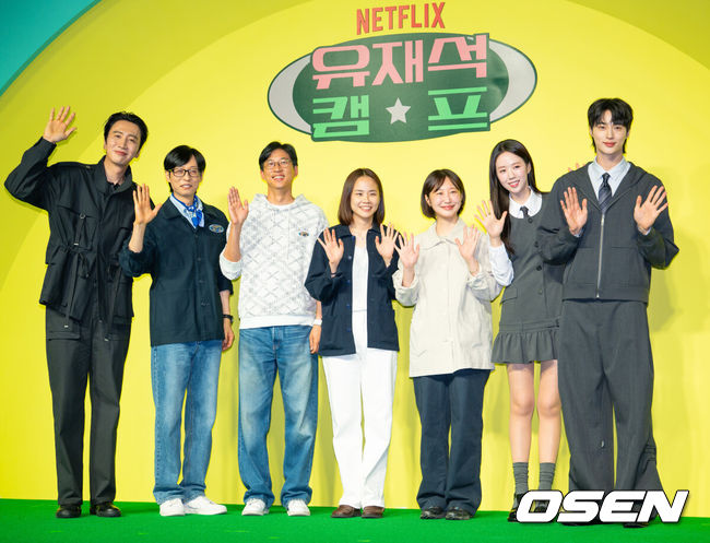 [OSEN=민경훈 기자] 19일 서울 종로구 JW 메리어트 동대문 스퀘어에서 넷플릭스 시리즈 '유재석 캠프' 제작발표회가 열렸다.오는 26일(화) 첫 공개되는 '유재석 캠프'는 초보 캠프장 유재석과 예측 불가 직원 이광수, 변우석, 지예은이 숙박객들과 떠들어 재끼고, 놀아 재끼고, 까불어 재끼며 일상 탈출을 완성하는 단체 캠프 예능이다.이광수, 유재석, 정효민 PD, 이소민 PD, 황윤서 PD, 변우석, 지예은이 포즈를 취하고 있다.&nbsp;2026.05.19&nbsp;/ rumi@osen.co.kr
