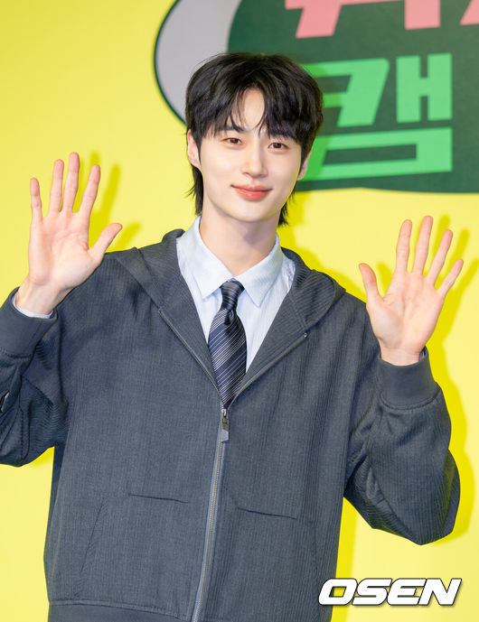 [OSEN=민경훈 기자] 19일 서울 종로구 JW 메리어트 동대문 스퀘어에서 넷플릭스 시리즈 '유재석 캠프' 제작발표회가 열렸다.오는 26일(화) 첫 공개되는 '유재석 캠프'는 초보 캠프장 유재석과 예측 불가 직원 이광수, 변우석, 지예은이 숙박객들과 떠들어 재끼고, 놀아 재끼고, 까불어 재끼며 일상 탈출을 완성하는 단체 캠프 예능이다.배우 변우석이 포즈를 취하고 있다.&nbsp;2026.05.19&nbsp;/ rumi@osen.co.kr