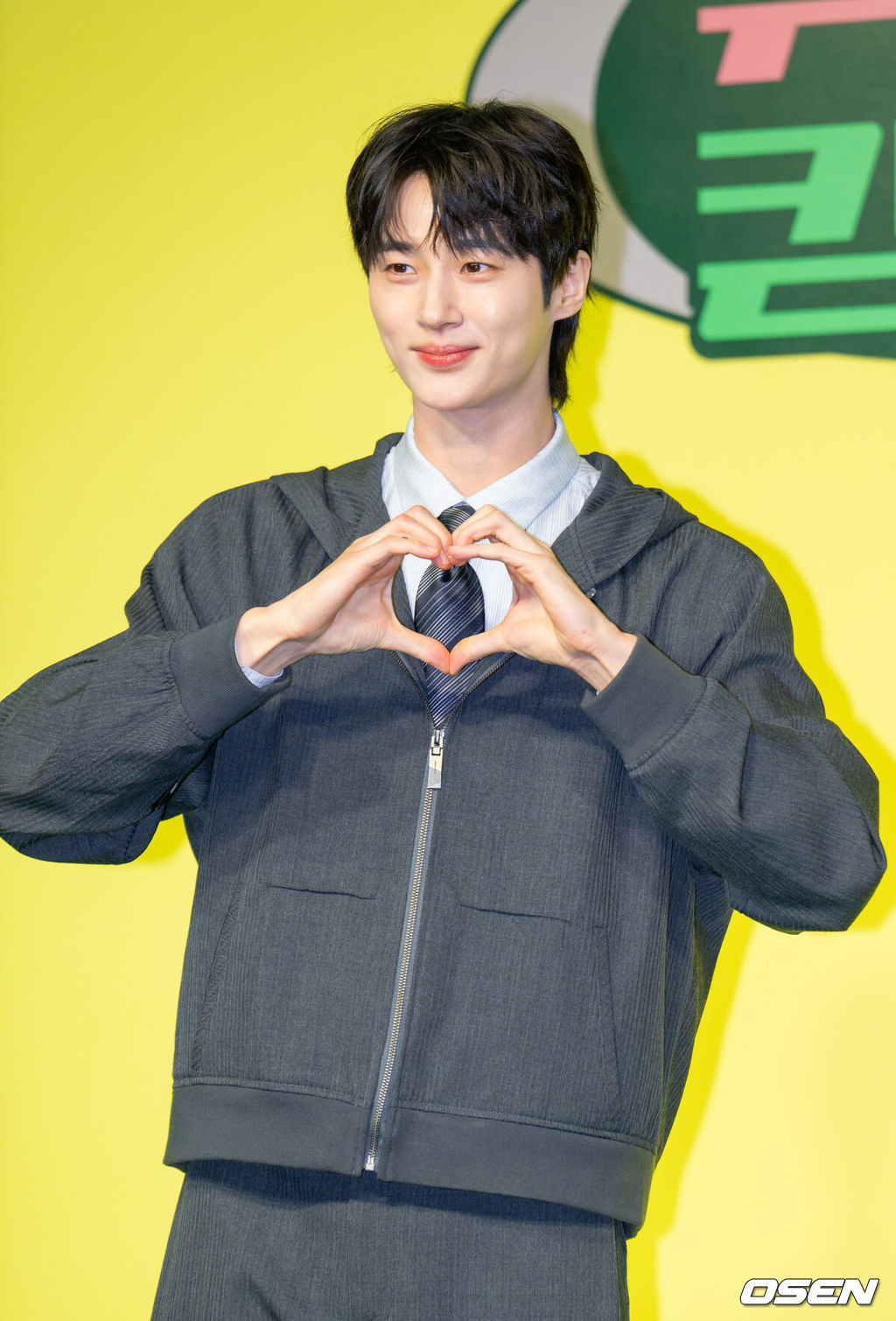 19일 서울 종로구 JW 메리어트 동대문 스퀘어에서 넷플릭스 시리즈 '유재석 캠프' 제작발표회가 열렸다.오는 26일(화) 첫 공개되는 '유재석 캠프'는 초보 캠프장 유재석과 예측 불가 직원 이광수, 변우석, 지예은이 숙박객들과 떠들어 재끼고, 놀아 재끼고, 까불어 재끼며 일상 탈출을 완성하는 단체 캠프 예능이다.배우 변우석이 포즈를 취하고 있다. 2026.05.19 / rumi@osen.co.kr