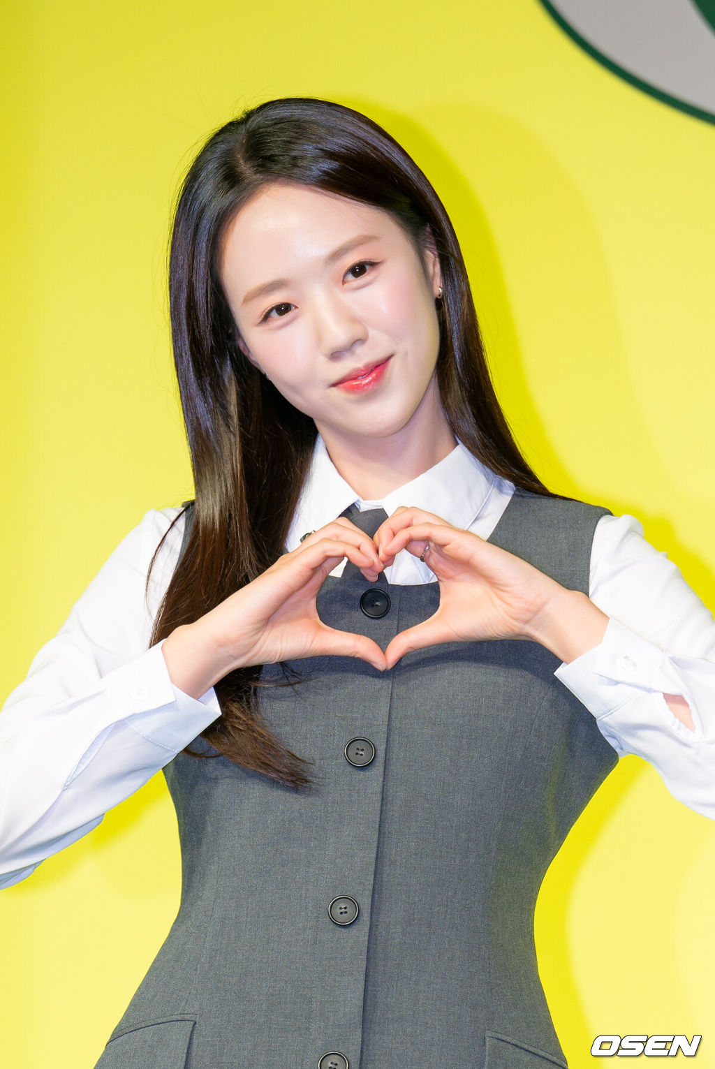 19일 서울 종로구 JW 메리어트 동대문 스퀘어에서 넷플릭스 시리즈 '유재석 캠프' 제작발표회가 열렸다.오는 26일(화) 첫 공개되는 '유재석 캠프'는 초보 캠프장 유재석과 예측 불가 직원 이광수, 변우석, 지예은이 숙박객들과 떠들어 재끼고, 놀아 재끼고, 까불어 재끼며 일상 탈출을 완성하는 단체 캠프 예능이다.지예은이 포즈를 취하고 있다. 2026.05.19 / rumi@osen.co.kr