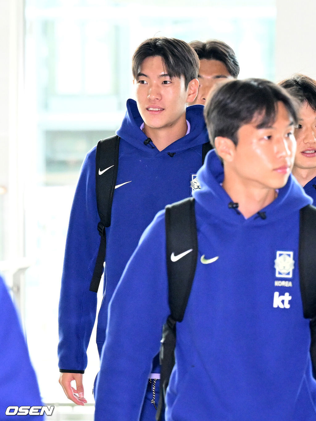 홍명보 감독이 이끄는 한국 축구 대표팀이 18일 오후 인천국제공항을 통해 사전 훈련 캠프가 차려지는 미국 유타주 솔트레이크시티로 출국했다.대표팀은 미국 솔트레이크시티에서 사전 캠프를 진행한 이후 6월 5일 과달라하라 베이스캠프로 이동해 본격적인 월드컵 준비에 돌입한다.조위제가 이동하고 있다. 2026.05.18 /sunday@osen.co.kr
