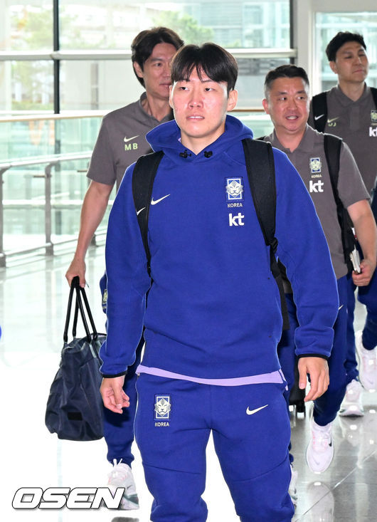 [OSEN=인천공항, 이대선 기자] 홍명보 감독이 이끄는 한국 축구 대표팀이 18일 오후 인천국제공항을 통해 사전 훈련 캠프가 차려지는 미국 유타주 솔트레이크시티로 출국했다.대표팀은 미국 솔트레이크시티에서 사전 캠프를 진행한 이후 6월 5일 과달라하라 베이스캠프로 이동해 본격적인 월드컵 준비에 돌입한다.강상윤이 이동하고 있다. 2026.05.18 /sunday@osen.co.kr