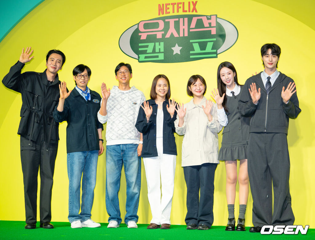 19일 서울 종로구 JW 메리어트 동대문 스퀘어에서 넷플릭스 시리즈 '유재석 캠프' 제작발표회가 열렸다.오는 26일(화) 첫 공개되는 '유재석 캠프'는 초보 캠프장 유재석과 예측 불가 직원 이광수, 변우석, 지예은이 숙박객들과 떠들어 재끼고, 놀아 재끼고, 까불어 재끼며 일상 탈출을 완성하는 단체 캠프 예능이다.이광수, 유재석, 정효민 PD, 이소민 PD, 황윤서 PD, 변우석, 지예은이 포즈를 취하고 있다. 2026.05.19 / rumi@osen.co.kr
