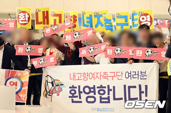 [OSEN=인천공항, 이대선 기자] 내고향여자축구단이 17일 오후 2025-2026시즌 아시아축구연맹(AFC) 여자 챔피언스리그(AWCL) 참가를 위해 인천국제공항을 통해 방남했다.수원FC위민과 내고향여자축구단은 오는 20일 수원종합운동장에서 2025-2026시즌 (AWCL) 준결승에서 격돌한다.공항을 방문한 단체가 내고향축구단을 환영하고 있다. 2026.05.17 /sunday@osen.co.kr