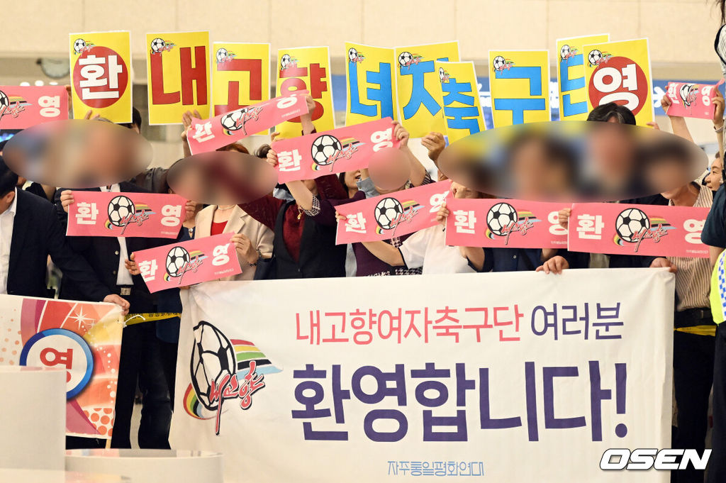 내고향여자축구단이 17일 오후 2025-2026시즌 아시아축구연맹(AFC) 여자 챔피언스리그(AWCL) 참가를 위해 인천국제공항을 통해 방남했다.수원FC위민과 내고향여자축구단은 오는 20일 수원종합운동장에서 2025-2026시즌 (AWCL) 준결승에서 격돌한다.공항을 방문한 단체가 내고향축구단을 환영하고 있다. 2026.05.17 /sunday@osen.co.kr