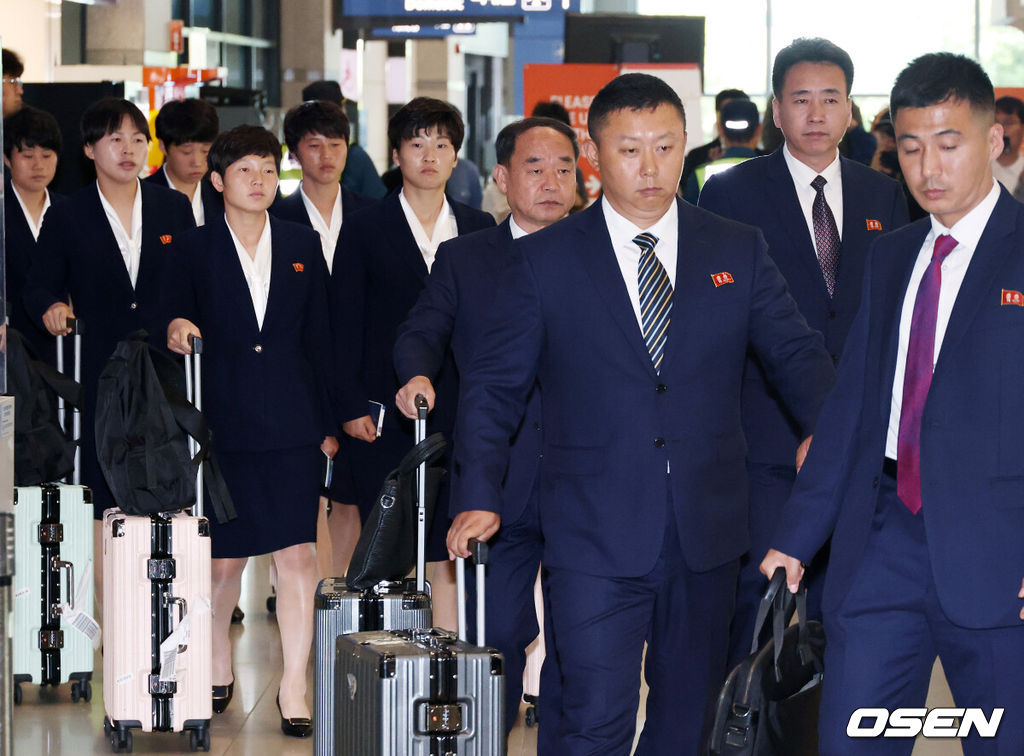 내고향여자축구단이 17일 오후 2025-2026시즌 아시아축구연맹(AFC) 여자 챔피언스리그(AWCL) 참가를 위해 인천국제공항을 통해 방남했다.수원FC위민과 내고향여자축구단은 오는 20일 수원종합운동장에서 2025-2026시즌 (AWCL) 준결승에서 격돌한다.내고향여자축구단 선수단이 입국장을 나가고 있다. 2026.05.17 /sunday@osen.co.kr