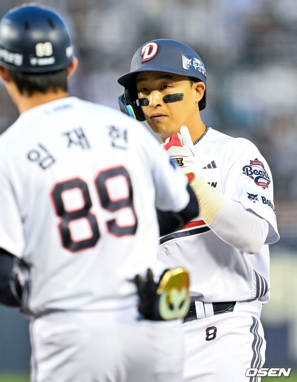 15일 서울 잠실야구장에서 ‘2026 신한 SOL Bank KBO리그’ 두산 베어스와 롯데 자이언츠의 경기가 열렸다.이날 두산은 곽빈, 롯데는 김진욱을 선발로 내세웠다.3회말 두산 선두타자로 나온 손아섭이 중견수 앞 안타를 때린 후 1루에서 기뻐하고 있다. 2026.05.15 / rumi@osen.co.kr