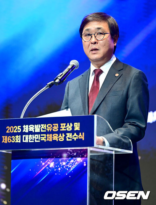 [OSEN=최규한 기자] 21일 오후 서울 소공동 웨스틴 조선 서울에서 ’2025 체육발전유공 포상 및 제63회 대한민국체육상 전수식’이 열렸다.대한민국체육상은 국민체육 발전 및 진흥에 공적이 있는 자에게 수여하는 상이며, 체육발전유공은 체육 발전에 공을 세운 체육인에게 수여하는 체육 분야 최고 영예의 서훈이다. 최휘영 문화체육관광부 장관이 인사말을 전하고 있다. 2025.11.21 / dreamer@osen.co.kr