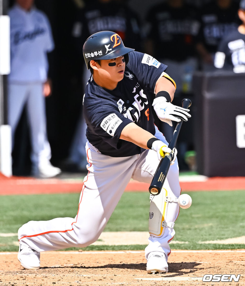 16일 오후 수원KT위즈파크에서 2026 신한 SOL KBO 리그 KT 위즈와 한화 이글스의 경기가 진행됐다.이날 경기에서 KT는 배제성을, 한화는 화이트를 선발투수로 내세웠다.5회초 무사 1,2루 한화 노시환이 번트 시도하고 있다. 2026.05.16 / soul1014@osen.co.kr