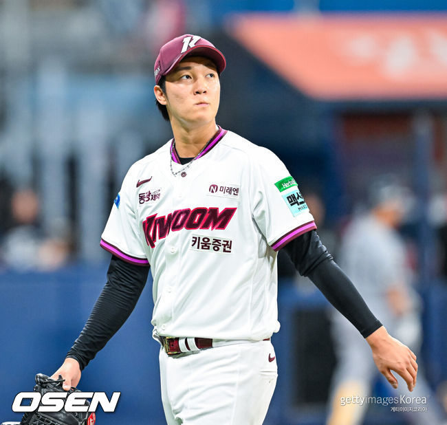 [OSEN=고척, 민경훈 기자] 14일 서울 고척 스카이돔에서 2026 신한 SOL KBO리그 키움 히어로즈와 한화 이글스의 경기가 열렸다.키움은 안우진, 한화는 정우주가 선발로 나섰다.5회초를 마친 키움 선발 안우진이 덕아웃으로 향하며 아쉬운 표정을 짓고 있다. 2026.05.14 / rumi@osen.co.kr