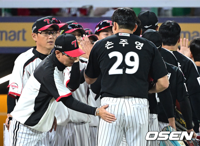 염경엽 감독이 손주영을 축하하고 있다. /OSEN DB