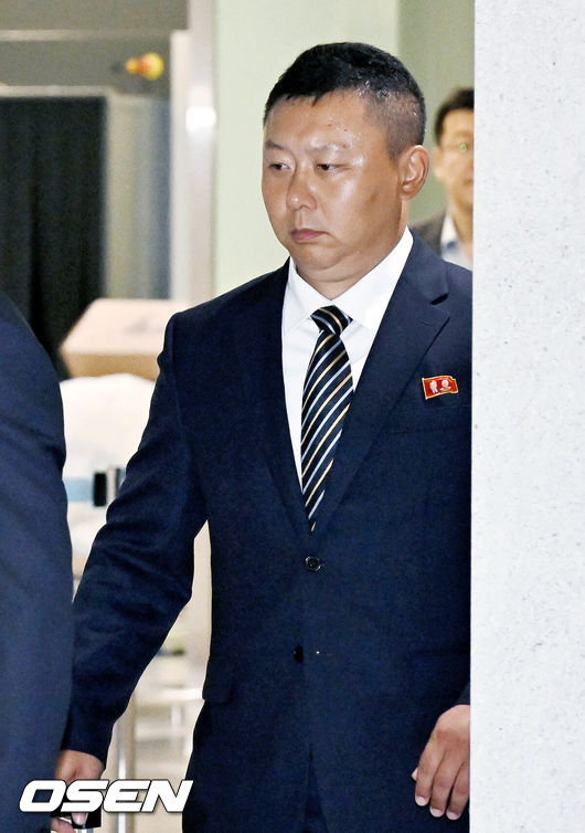 [OSEN=인천공항, 이대선 기자] 내고향여자축구단이 17일 오후 2025-2026시즌 아시아축구연맹(AFC) 여자 챔피언스리그(AWCL) 참가를 위해 인천국제공항을 통해 방남했다.수원FC위민과 내고향여자축구단은 오는 20일 수원종합운동장에서 2025-2026시즌 (AWCL) 준결승에서 격돌한다.내고향여자축구단 리유일 감독이 입국장을 나가고 있다. 2026.05.17 /sunday@osen.co.kr