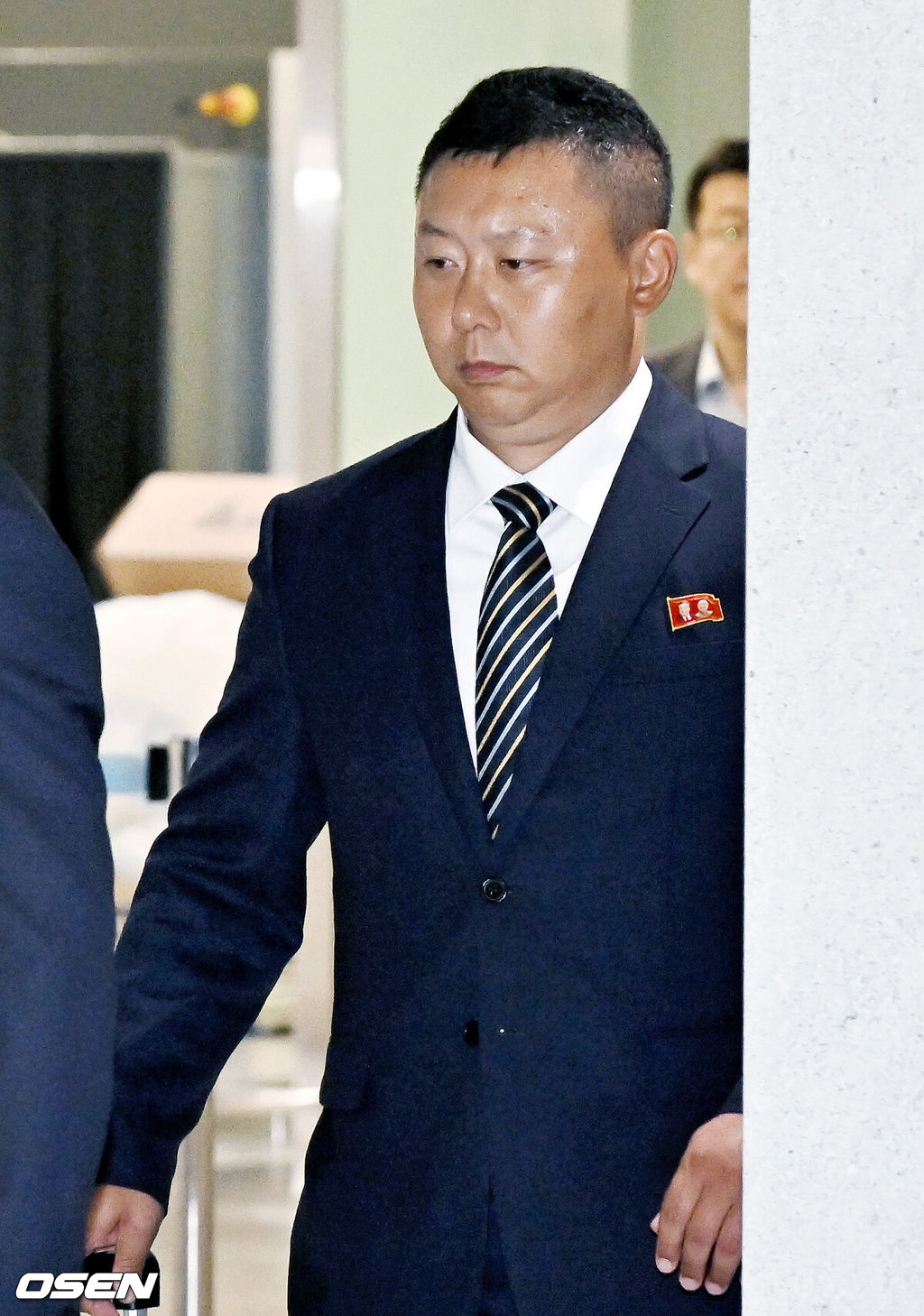 내고향여자축구단이 17일 오후 2025-2026시즌 아시아축구연맹(AFC) 여자 챔피언스리그(AWCL) 참가를 위해 인천국제공항을 통해 방남했다.수원FC위민과 내고향여자축구단은 오는 20일 수원종합운동장에서 2025-2026시즌 (AWCL) 준결승에서 격돌한다.내고향여자축구단 리유일 감독이 입국장을 나가고 있다. 2026.05.17 /sunday@osen.co.kr