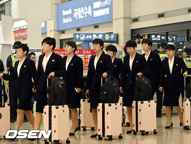 [OSEN=인천공항, 이대선 기자] 내고향여자축구단이 17일 오후 2025-2026시즌 아시아축구연맹(AFC) 여자 챔피언스리그(AWCL) 참가를 위해 인천국제공항을 통해 방남했다.수원FC위민과 내고향여자축구단은 오는 20일 수원종합운동장에서 2025-2026시즌 (AWCL) 준결승에서 격돌한다.내고향여자축구단 선수단이 입국장을 나가고 있다. 2026.05.17 /sunday@osen.co.kr