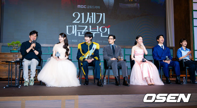 [OSEN=민경훈 기자] 6일 오후 서울 강남구 조선 팰리스 서울 강남 더 그레이트홀에서 MBC 새 금토드라마 '21세기 대군부인'(극본 유지원/연출 박준화, 배희영) 제작발표회가 열렸다.'21세기 대군부인'은 21세기 입헌군주제 대한민국을 배경으로 모든 걸 가진 재벌이지만 신분이 평민이라 짜증스러운 여자 성희주(아이유 분)와 왕의 아들이지만 아무것도 가질 수 없어 슬픈 남자 이안대군(변우석 분)의 운명 개척 신분 타파 로맨스를 담은 드라마다.박준화 감독과 배우 아이유, 변우석, 노상현, 공승연, 유수빈, 이연이 기자간담회에서 참여하고 있다. 2026.04.06 / rumi@osen.co.kr