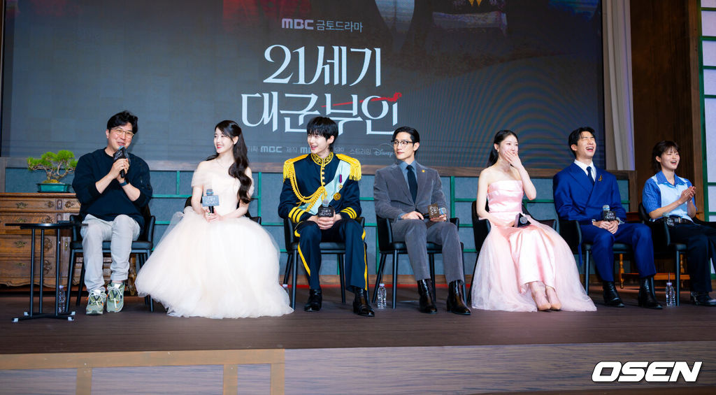 6일 오후 서울 강남구 조선 팰리스 서울 강남 더 그레이트홀에서 MBC 새 금토드라마 '21세기 대군부인'(극본 유지원/연출 박준화, 배희영) 제작발표회가 열렸다.'21세기 대군부인'은 21세기 입헌군주제 대한민국을 배경으로 모든 걸 가진 재벌이지만 신분이 평민이라 짜증스러운 여자 성희주(아이유 분)와 왕의 아들이지만 아무것도 가질 수 없어 슬픈 남자 이안대군(변우석 분)의 운명 개척 신분 타파 로맨스를 담은 드라마다.박준화 감독과 배우 아이유, 변우석, 노상현, 공승연, 유수빈, 이연이 기자간담회에서 참여하고 있다. 2026.04.06 / rumi@osen.co.kr