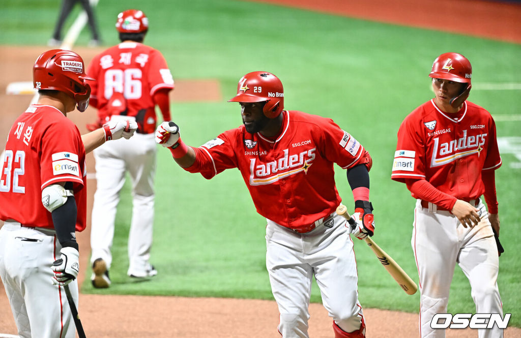 19일 오후 서울 고척스카이돔에서 2026 신한 SOL KBO 리그 키움 히어로즈와 SSG 랜더스의 경기가 진행됐다.이날 경기에서 키움은 박정훈을, SSG는 타케다를 선발투수로 내세웠다.1회초 2사 2루 SSG 에레디아가 선제 2점 홈런을 날리고 다음 타자 김재환과 하이파이브를 하고 있다. 2026.05.19 / soul1014@osen.co.kr