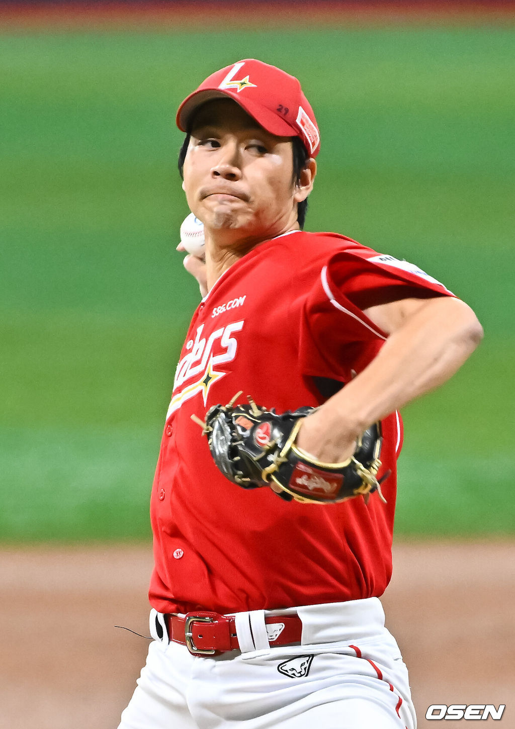 19일 오후 서울 고척스카이돔에서 2026 신한 SOL KBO 리그 키움 히어로즈와 SSG 랜더스의 경기가 진행됐다.이날 경기에서 키움은 박정훈을, SSG는 타케다를 선발투수로 내세웠다.1회말 SSG 선발투수 타케다가 역투하고 있다. 2026.05.19 / soul1014@osen.co.kr