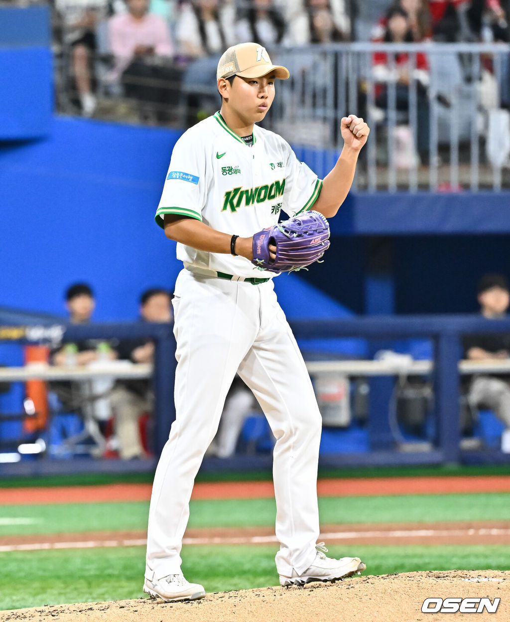 19일 오후 서울 고척스카이돔에서 2026 신한 SOL KBO 리그 키움 히어로즈와 SSG 랜더스의 경기가 진행됐다.이날 경기에서 키움은 박정훈을, SSG는 타케다를 선발투수로 내세웠다.3회초 무사 1루 SSG 최정의 병살타때 키움 선발투수 박정훈이 주먹을 쥐며 기뻐하고 있다. 2026.05.19 / soul1014@osen.co.kr