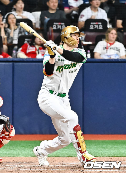 [OSEN=고척, 박준형 기자] 19일 오후 서울 고척스카이돔에서 2026 신한 SOL KBO 리그 키움 히어로즈와 SSG 랜더스의 경기가 진행됐다.이날 경기에서 키움은 박정훈을, SSG는 타케다를 선발투수로 내세웠다.4회말 키움 선두타자 임병욱이 안타를 날리고 있다.      2026.05.19 / soul1014@osen.co.kr