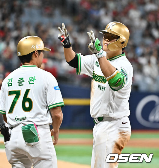 [OSEN=고척, 박준형 기자] 19일 오후 서울 고척스카이돔에서 2026 신한 SOL KBO 리그 키움 히어로즈와 SSG 랜더스의 경기가 진행됐다.이날 경기에서 키움은 박정훈을, SSG는 타케다를 선발투수로 내세웠다.7회말 무사 2,3루 키움 김건희가 동점 1타점 적시타를 날리고 세리머니를 하고 있다.      2026.05.19 / soul1014@osen.co.kr