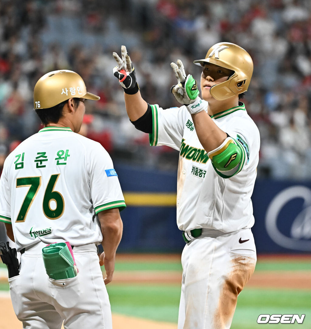 19일 오후 서울 고척스카이돔에서 2026 신한 SOL KBO 리그 키움 히어로즈와 SSG 랜더스의 경기가 진행됐다.이날 경기에서 키움은 박정훈을, SSG는 타케다를 선발투수로 내세웠다.7회말 무사 2,3루 키움 김건희가 동점 1타점 적시타를 날리고 세리머니를 하고 있다. 2026.05.19 / soul1014@osen.co.kr