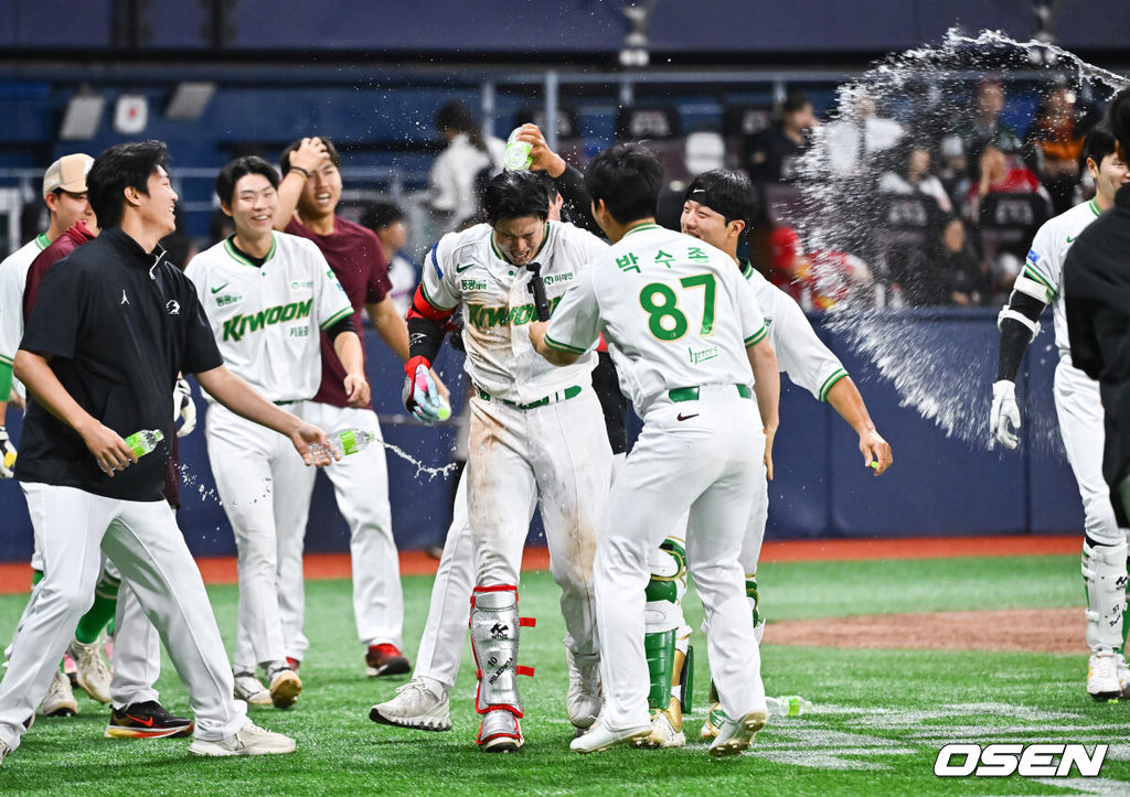 19일 오후 서울 고척스카이돔에서 2026 신한 SOL KBO 리그 키움 히어로즈와 SSG 랜더스의 경기가 진행됐다.이날 경기에서 키움은 박정훈을, SSG는 타케다를 선발투수로 내세웠다.9회말 키움 김웅빈이 끝내기 홈런을 날린뒤 동료들의 축하를 받고 있다. 2026.05.19 / soul1014@osen.co.kr
