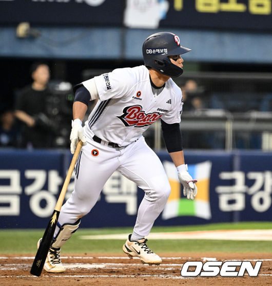 [OSEN=잠실, 이대선 기자] 19일 서울 잠실야구장에서 2026 신한 SOL KBO리그 두산 베어스와 NC 다이노스의 경기가 열렸다.이날 두산은 최민석, NC는 테일러를 선발로 내세웠다.2회말 2사 3루에서 두산 오명진이 우전 적시타를 치고 있다. 2026.05.19 /sunday@osen.co.kr