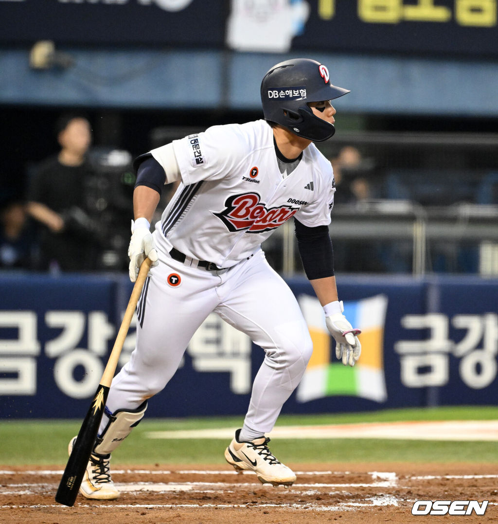 19일 서울 잠실야구장에서 2026 신한 SOL KBO리그 두산 베어스와 NC 다이노스의 경기가 열렸다.이날 두산은 최민석, NC는 테일러를 선발로 내세웠다.2회말 2사 3루에서 두산 오명진이 우전 적시타를 치고 있다. 2026.05.19 /sunday@osen.co.kr
