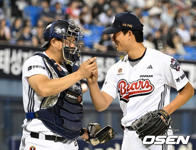 [OSEN=잠실, 이대선 기자] 19일 서울 잠실야구장에서 2026 신한 SOL KBO리그 두산 베어스와 NC 다이노스의 경기가 열렸다.이날 두산은 최민석, NC는 테일러를 선발로 내세웠다.7회초 두산 최민석이 수비를 마치고 양의지와 하이파이브를 하고 있다. 2026.05.19 /sunday@osen.co.kr