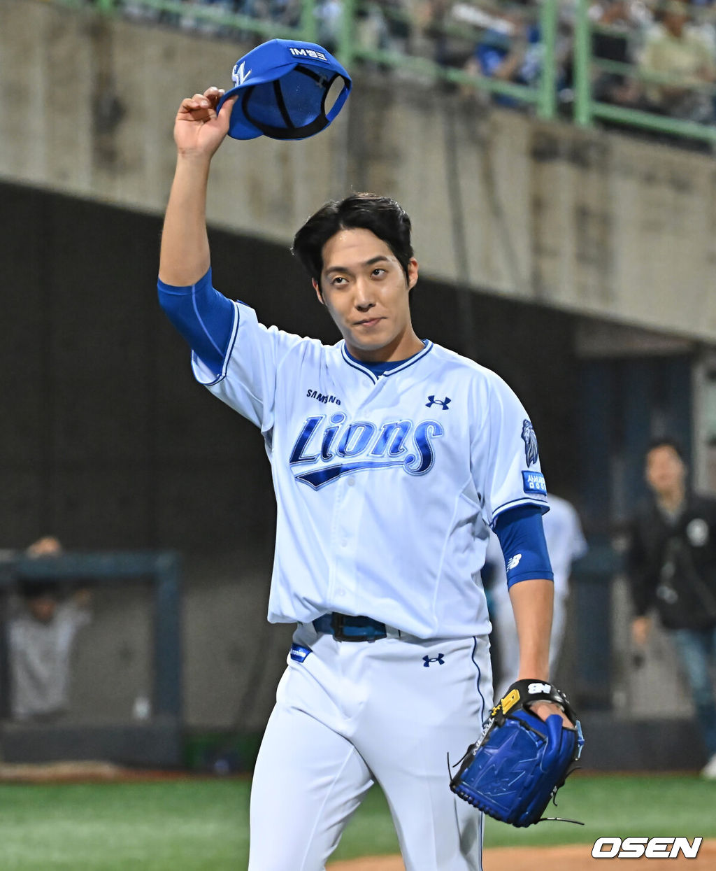 19일 포항야구장에서 2026 신한 SOL KBO 리그 삼성 라이온즈와 KT 위즈의 경기가 열렸다. 홈팀 삼성은 원태인이, 방문팀 KT는 보쉴리가 선발 출전했다. 삼성 라이온즈 선발 투수 원태인이 6회초 2사 3루 KT 위즈 김상수를 2루수 직선타로 잡고 팬들에게 인사를 하고 있다. 2026.05.19 / foto0307@osen.co.kr